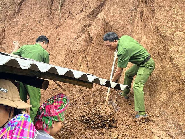 Mưa lớn g&acirc;y sạt lở diện rộng ở Sơn La, nhiều hộ d&acirc;n phải di dời khẩn cấp - Ảnh 1.