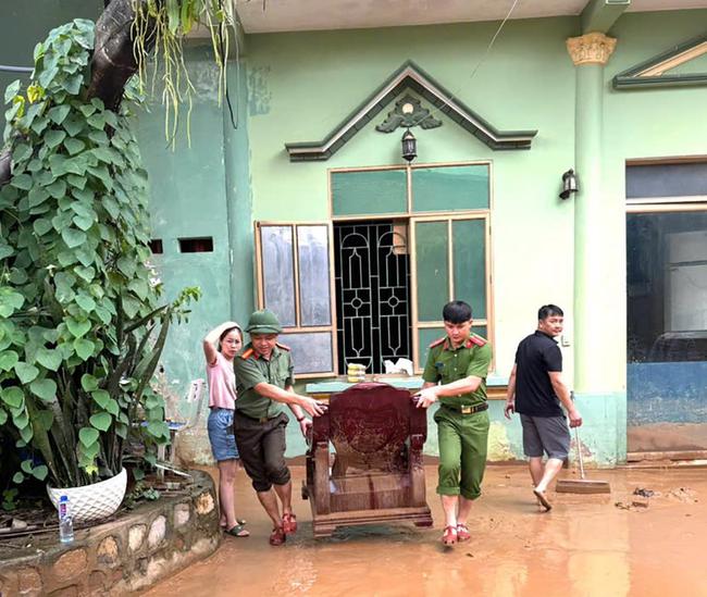 Mưa lớn g&acirc;y sạt lở diện rộng ở Sơn La, nhiều hộ d&acirc;n phải di dời khẩn cấp - Ảnh 2.