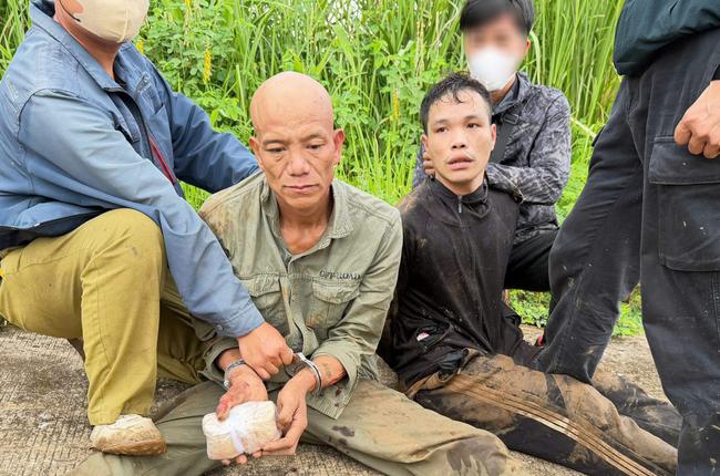 Bắt 2 đối tượng mua b&aacute;n ma t&uacute;y, thu giữ hơn 3.500 vi&ecirc;n hồng phiến tại Sơn La - Ảnh 1.
