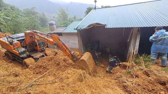 Sạt lở đất nghi&ecirc;m trọng ở Ph&uacute; Thọ, 3 người tử vong - Ảnh 1.