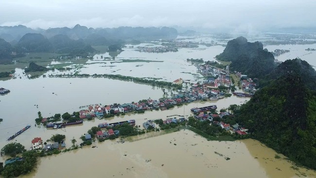 Mưa lũ khiến hơn 3.000 hộ d&acirc;n ở Ninh B&igrave;nh bị ngập, h&agrave;ng trăm người được sơ t&aacute;n - Ảnh 1.