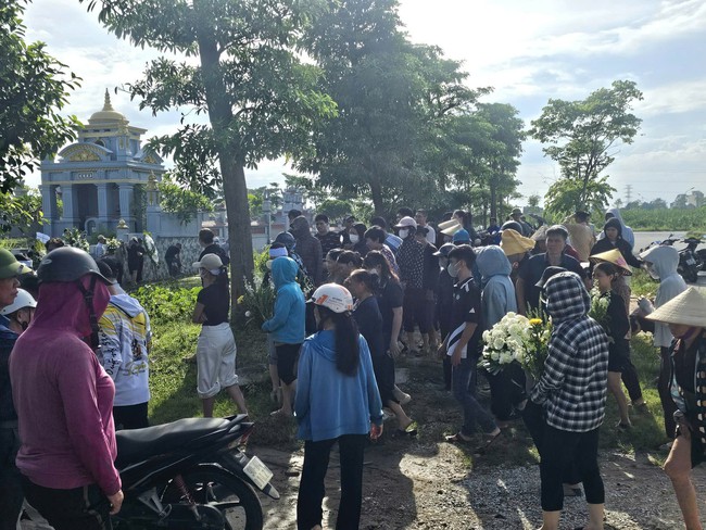 H&agrave;ng x&oacute;m, người th&acirc;n nghẹn ng&agrave;o tiễn nam sinh 18 tuổi gặp nạn ở H&agrave; Nội về nơi an nghỉ - Ảnh 3.