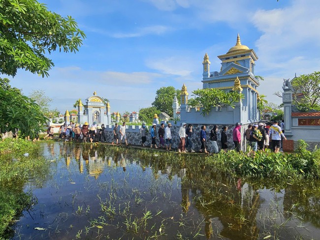 H&agrave;ng x&oacute;m, người th&acirc;n nghẹn ng&agrave;o tiễn nam sinh 18 tuổi gặp nạn ở H&agrave; Nội về nơi an nghỉ - Ảnh 2.