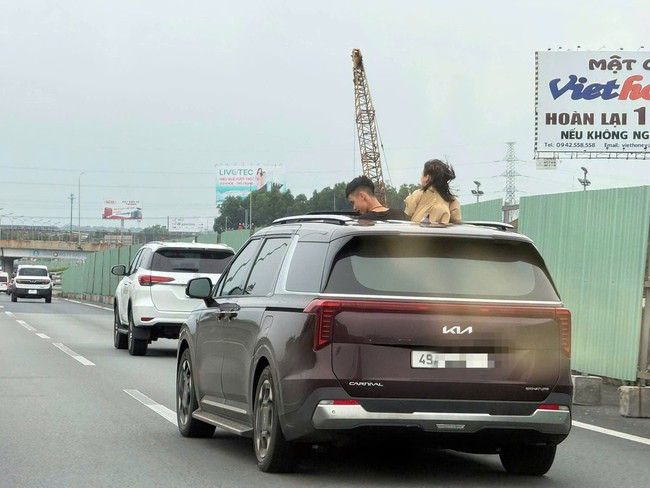 CSGT xử phạt nữ t&agrave;i xế để 2 trẻ th&ograve; đầu qua cửa sổ trời tr&ecirc;n cao tốc - Ảnh 1.