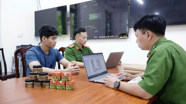 Bắt mh&oacute;m người b&agrave;o chế c&acirc;y l&aacute; th&agrave;nh 'thuốc nam' rồi rao chữa khối u tr&ecirc;n Facebook - Ảnh 2.