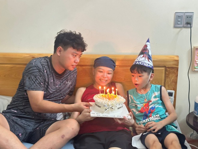 Người mẹ 32 tuổi bị ung thư vú giai đoạn cuối: Hồi chuông cảnh tỉnh cho phụ nữ trẻ- Ảnh 3. Người mẹ 32 tuổi bị ung thư vú giai đoạn cuối: Hồi chuông cảnh tỉnh cho phụ nữ trẻ- Ảnh 3.