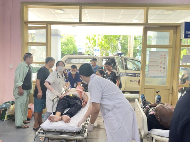 BVĐK Hà Nam dốc sức cứu 18 nạn nhân vụ tai nạn liên hoàn trên cao tốc - Ảnh 2.