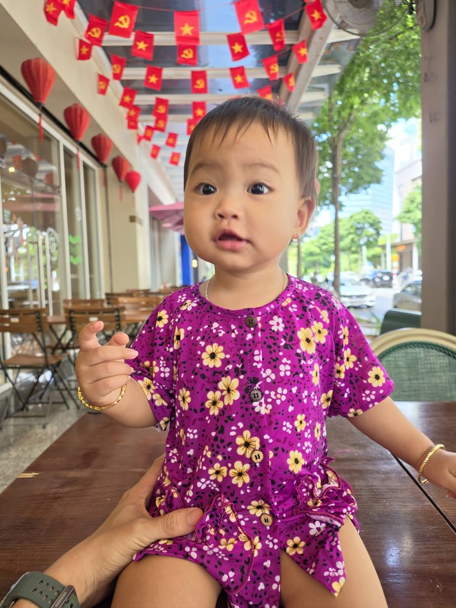 Con g&aacute;i H'Hen Ni&ecirc;cao 80 cm ở tuổi 1: N&eacute;t đẹp thừa hưởng từ bố mẹ - Ảnh 4.