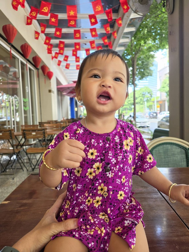 Con g&aacute;i H'Hen Ni&ecirc;cao 80 cm ở tuổi 1: N&eacute;t đẹp thừa hưởng từ bố mẹ - Ảnh 5.
