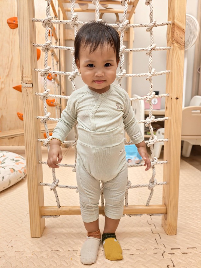 Con g&aacute;i H'Hen Ni&ecirc;cao 80 cm ở tuổi 1: N&eacute;t đẹp thừa hưởng từ bố mẹ - Ảnh 2.