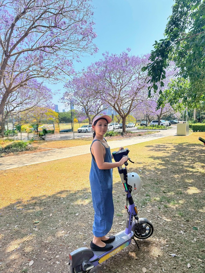 Vợ chồng H&agrave; Anh c&ugrave;ng c&aacute;c con tận hưởng m&ugrave;a hoa phượng t&iacute;m ở &Uacute;c - Ảnh 5.