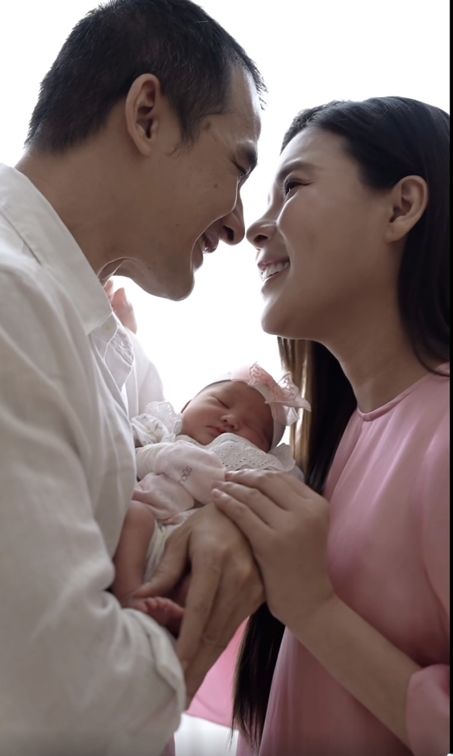 Bố mẹ chồng Th&uacute;y Diễm cưng nựng ch&aacute;u g&aacute;i Rosie mới ch&agrave;o đời - Ảnh 1.