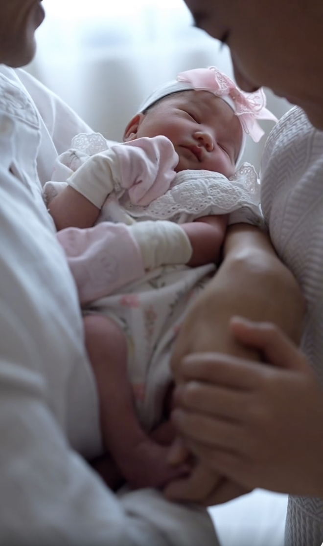 Bố mẹ chồng Th&uacute;y Diễm cưng nựng ch&aacute;u g&aacute;i Rosie mới ch&agrave;o đời - Ảnh 2.
