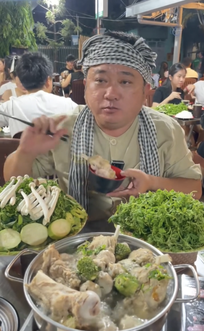 Ph&ugrave;ng Ngọc tuổi 42: Đổ vỡ h&ocirc;n nh&acirc;n v&agrave; cuộc sống mới với livestream b&aacute;n lẩu - Ảnh 4.