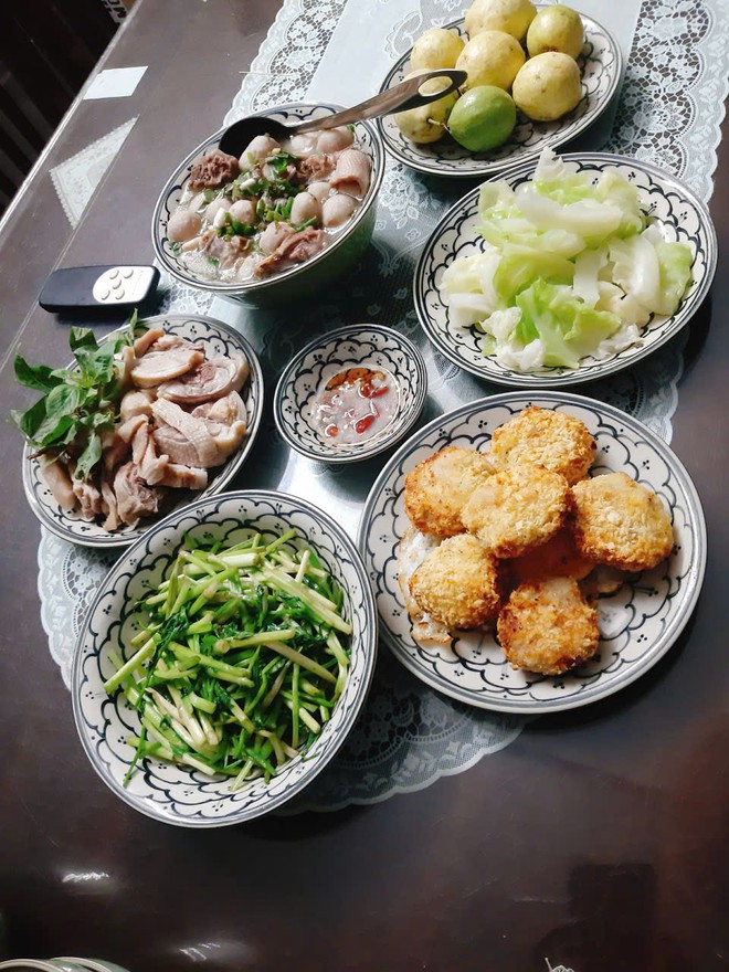 M&acirc;m cơm gia đ&igrave;nh 'chữa l&agrave;nh' nấu trong 30 ph&uacute;t v&agrave; c&acirc;u chuyện bất ngờ của người phụ nữ 55 tuổi ở H&agrave; Nội - Ảnh 1.