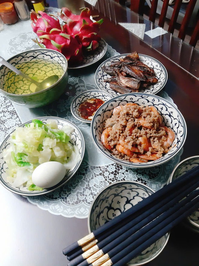 M&acirc;m cơm gia đ&igrave;nh 'chữa l&agrave;nh' nấu trong 30 ph&uacute;t v&agrave; c&acirc;u chuyện bất ngờ của người phụ nữ 55 tuổi ở H&agrave; Nội - Ảnh 2.