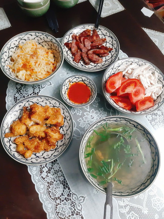 M&acirc;m cơm gia đ&igrave;nh 'chữa l&agrave;nh' nấu trong 30 ph&uacute;t v&agrave; c&acirc;u chuyện bất ngờ của người phụ nữ 55 tuổi ở H&agrave; Nội - Ảnh 4.