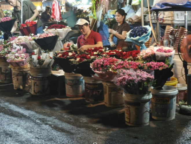 Thị trường hoa tươi chợ Quảng An nhộn nhịp trước ng&agrave;y 20/10 - Ảnh 2.