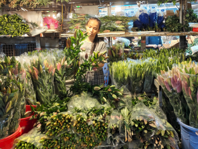 Thị trường hoa tươi chợ Quảng An nhộn nhịp trước ng&agrave;y 20/10 - Ảnh 3.