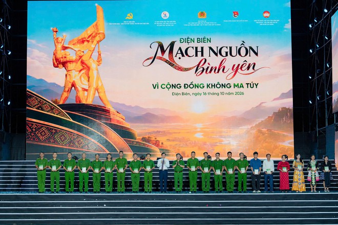 Hơn 12.000 kh&aacute;n giả tham dự chương tr&igrave;nh nghệ thuật 'Điện Bi&ecirc;n &ndash; Mạch nguồn b&igrave;nh y&ecirc;n &ndash; V&igrave; cộng đồng kh&ocirc;ng ma t&uacute;y' - Ảnh 8.