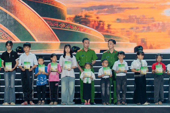 Hơn 12.000 kh&aacute;n giả tham dự chương tr&igrave;nh nghệ thuật 'Điện Bi&ecirc;n &ndash; Mạch nguồn b&igrave;nh y&ecirc;n &ndash; V&igrave; cộng đồng kh&ocirc;ng ma t&uacute;y' - Ảnh 10.