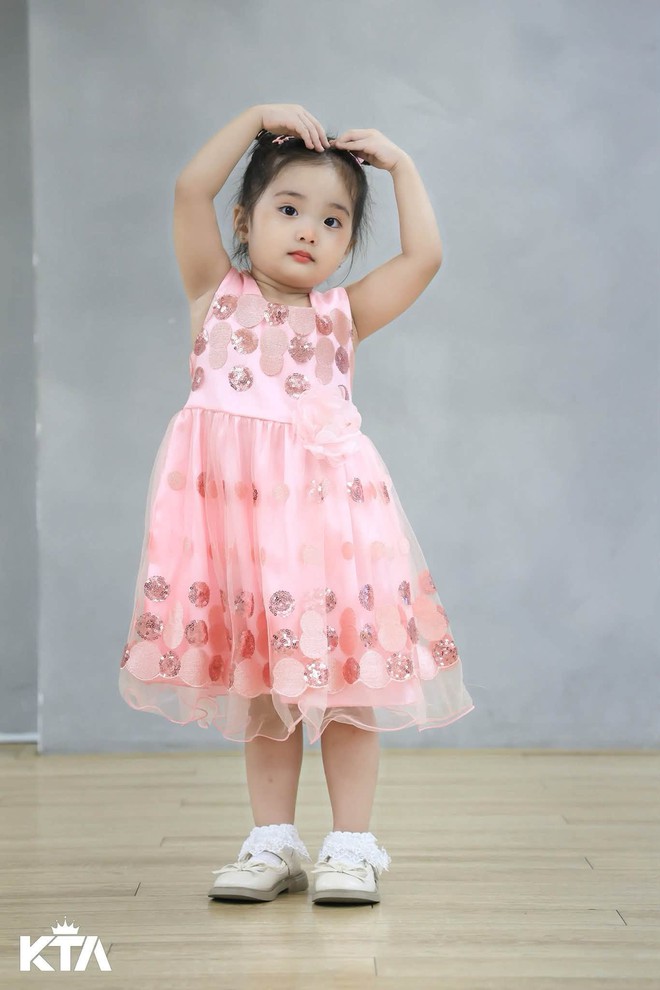Lisa - con g&aacute;i Kh&aacute;nh Thi tập văn nghệ mừng ng&agrave;y Phụ nữ Việt Nam si&ecirc;u đ&aacute;ng y&ecirc;u - Ảnh 1.