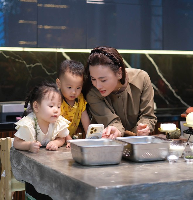Tin sao 18/10: Cặp song sinh nh&agrave; Phương Oanh vui vẻ v&agrave;o bếp c&ugrave;ng mẹ; Bảo Thanh tuổi mới nhận m&oacute;n qu&agrave; ngọt ng&agrave;o - Ảnh 1.