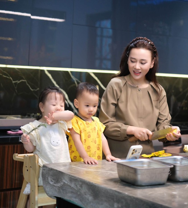 Tin sao 18/10: Cặp song sinh nh&agrave; Phương Oanh vui vẻ v&agrave;o bếp c&ugrave;ng mẹ; Bảo Thanh tuổi mới nhận m&oacute;n qu&agrave; ngọt ng&agrave;o - Ảnh 2.