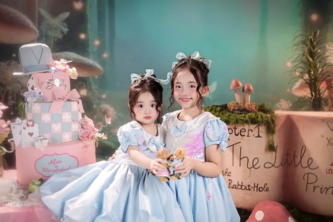 Con gái nhà Khánh Thi - Phan Hiển: Anna ra dáng chị cả, Lisa 3 tuổi đáng yêu như em bé bánh bao - Ảnh 1.