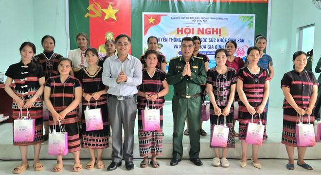 Phụ nữ Bộ đội Bi&ecirc;n ph&ograve;ng Quảng Trị mang kiến thức chăm s&oacute;c sức khỏe sinh sản đến v&ugrave;ng bi&ecirc;n - Ảnh 3.