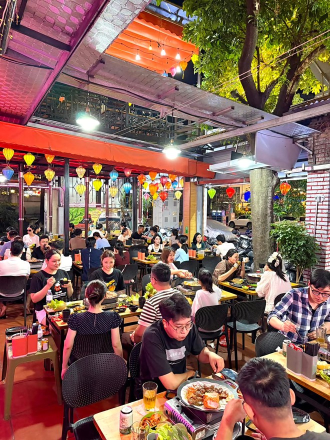 C&aacute;c qu&aacute;n nướng k&iacute;n b&agrave;n buổi tối, nhu cầu ăn uống tăng cao dịp lễ 20/10 - Ảnh 7.