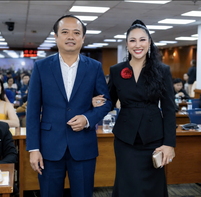 Phi Thanh V&acirc;n c&ocirc;ng khai bạn trai doanh nh&acirc;n v&agrave; chuyện con chung , con ri&ecirc;ng - Ảnh 2.