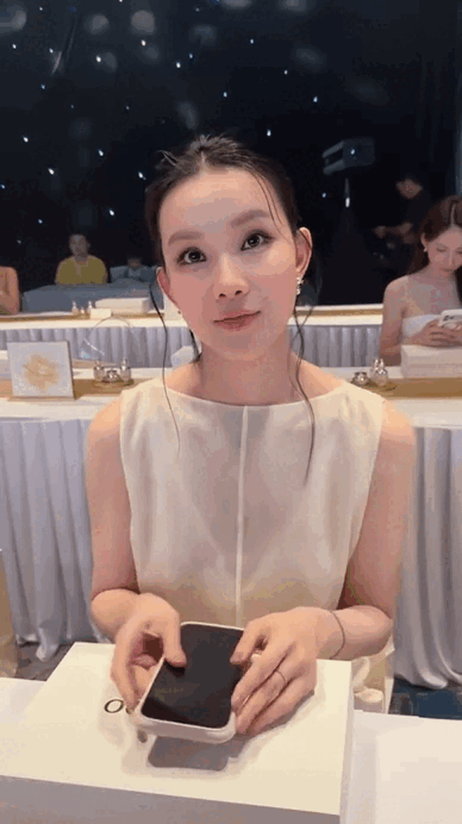 Mê mẩn nhan sắc tuổi 39 của Hoa hậu Thùy Lâm - Ảnh 1.