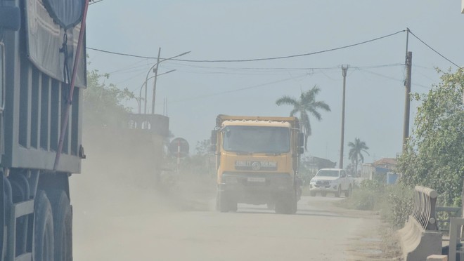 Ninh B&igrave;nh: Bụi m&ugrave; mịt tr&ecirc;n đ&ecirc;, d&ograve;ng nước trắng đục chảy ra s&ocirc;ng Hồng ở Xu&acirc;n Giang - Ảnh 10.