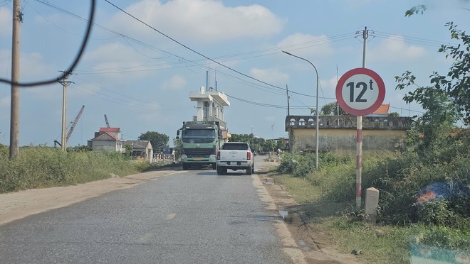 Ninh B&igrave;nh: Bụi m&ugrave; mịt tr&ecirc;n đ&ecirc;, d&ograve;ng nước trắng đục chảy ra s&ocirc;ng Hồng ở Xu&acirc;n Giang - Ảnh 9.