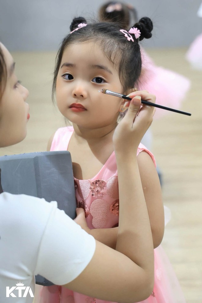 Ngộ nghĩnh khoảnh khắc trang điểm như 'mèo con' của Lisa - con gái Khánh Thi - Ảnh 1.
