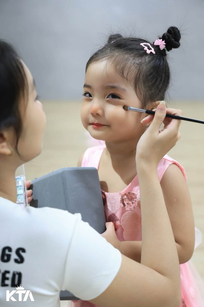 Ngộ nghĩnh khoảnh khắc trang điểm như 'mèo con' của Lisa - con gái Khánh Thi - Ảnh 2.