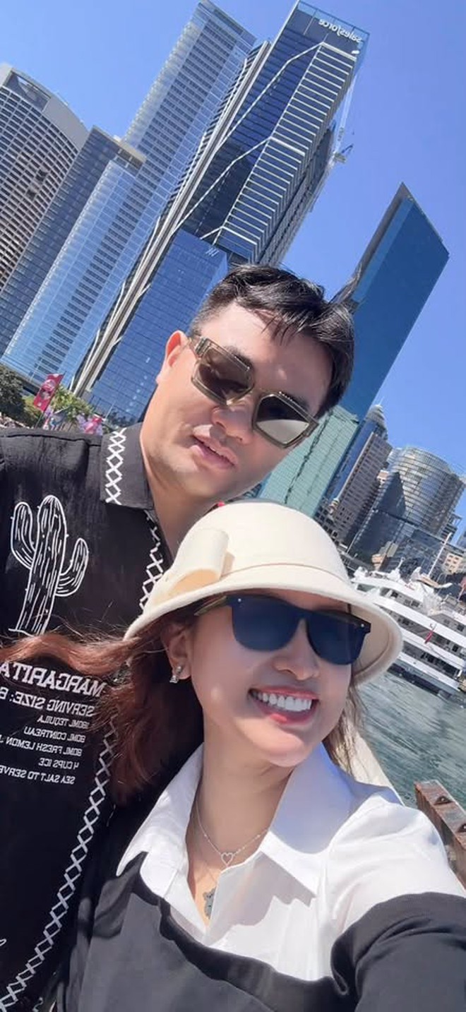 V&acirc;n Hugo v&agrave; chồng doanh nh&acirc;n 'h&acirc;m n&oacute;ng' t&igrave;nh y&ecirc;u ở &Uacute;c - Ảnh 1.