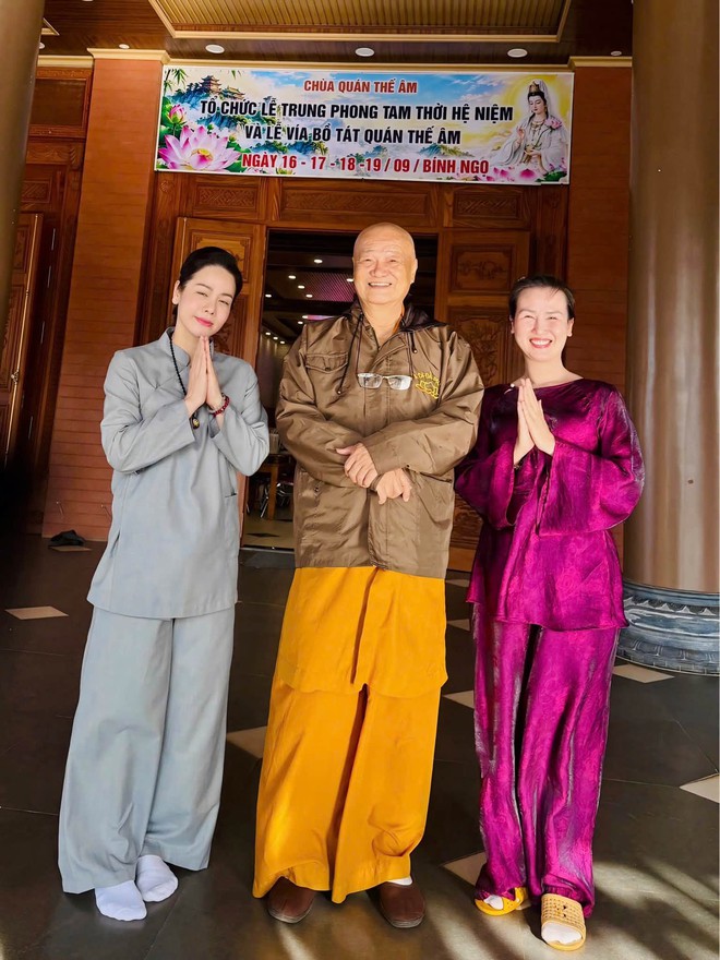 V&otilde; Hạ Tr&acirc;m theo bố đi tu - Ảnh 3.
