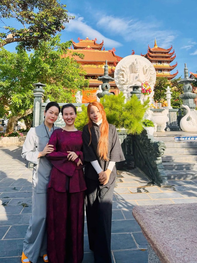 V&otilde; Hạ Tr&acirc;m theo bố đi tu - Ảnh 2.