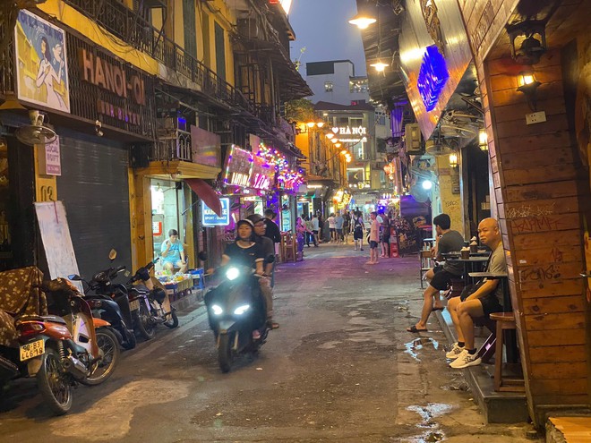 Phố Tạ Hiện về đ&ecirc;m: Khi 'phố T&acirc;y' thu nhỏ l&ecirc;n đ&egrave;n - Ảnh 1.