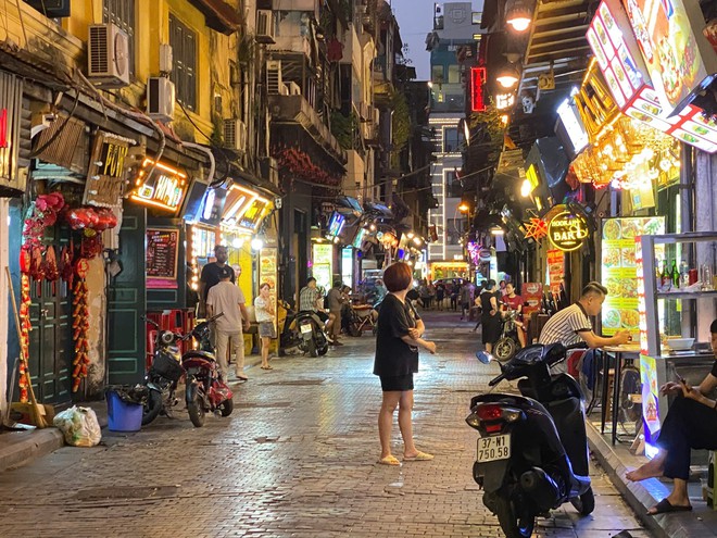 Phố Tạ Hiện về đ&ecirc;m: Khi 'phố T&acirc;y' thu nhỏ l&ecirc;n đ&egrave;n - Ảnh 2.