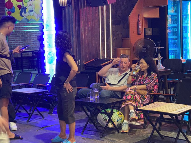 Phố Tạ Hiện về đ&ecirc;m: Khi 'phố T&acirc;y' thu nhỏ l&ecirc;n đ&egrave;n - Ảnh 3.