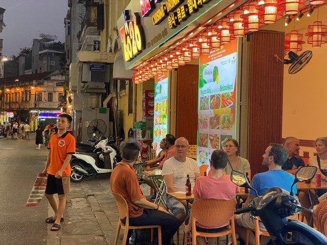 Phố Tạ Hiện về đ&ecirc;m: Khi 'phố T&acirc;y' thu nhỏ l&ecirc;n đ&egrave;n - Ảnh 4.