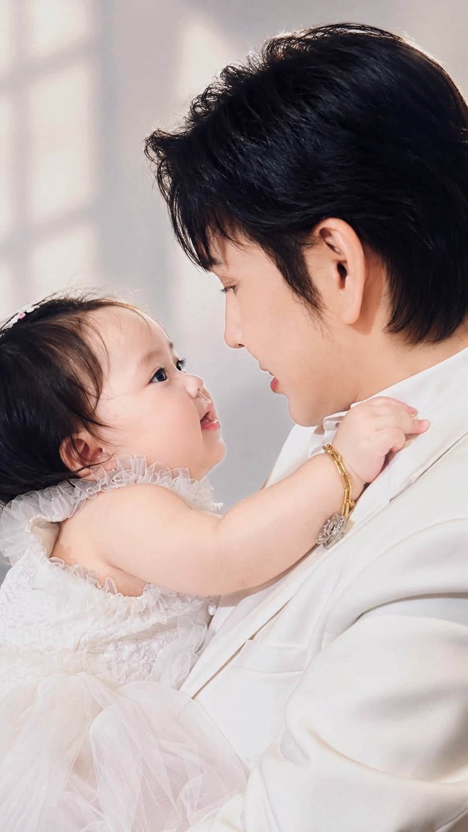 Con g&aacute;i tr&ograve;n 1 tuổi đ&aacute;ng y&ecirc;u của NSƯT Vũ Lu&acirc;n v&agrave; Hoa hậu Phương L&ecirc; - Ảnh 1.