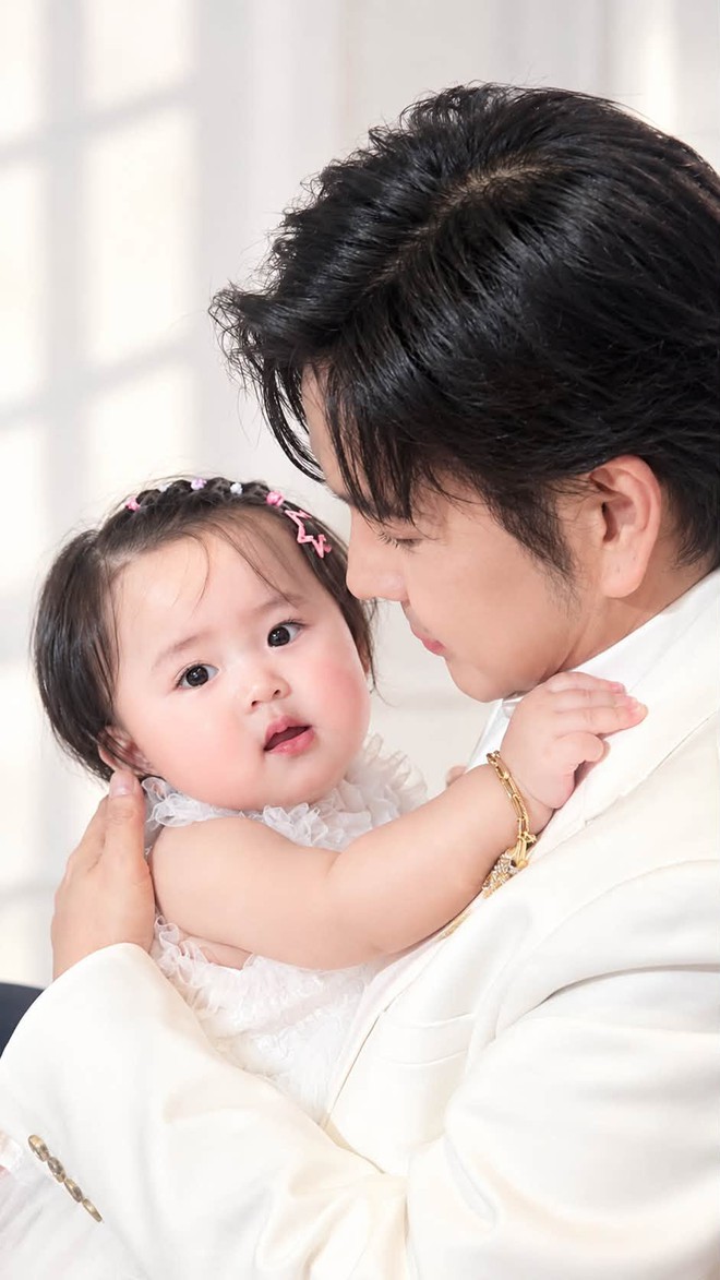 Con g&aacute;i tr&ograve;n 1 tuổi đ&aacute;ng y&ecirc;u của NSƯT Vũ Lu&acirc;n v&agrave; Hoa hậu Phương L&ecirc; - Ảnh 2.