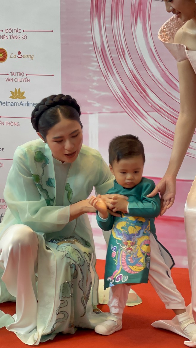 Ngọc H&acirc;n đưa con trai 1 tuổi l&ecirc;n thảm đỏ Hoa hậu Việt Nam 2026 - Ảnh 5.
