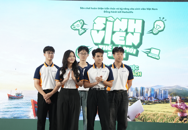 MC Sơn L&acirc;m giảm c&acirc;n, 't&uacute;t t&aacute;t' ngoại h&igrave;nh  c&ugrave;ng Kh&aacute;nh Vy dẫn Sinh vi&ecirc;n thế hệ mới 2026 - Ảnh 2.