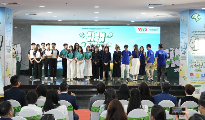 MC Sơn L&acirc;m giảm c&acirc;n, 't&uacute;t t&aacute;t' ngoại h&igrave;nh  c&ugrave;ng Kh&aacute;nh Vy dẫn Sinh vi&ecirc;n thế hệ mới 2026 - Ảnh 3.