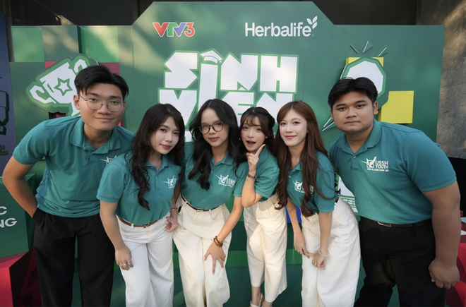 MC Sơn L&acirc;m giảm c&acirc;n, 't&uacute;t t&aacute;t' ngoại h&igrave;nh  c&ugrave;ng Kh&aacute;nh Vy dẫn Sinh vi&ecirc;n thế hệ mới 2026 - Ảnh 1.